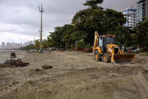 escavadeira retira detritos na areia #paratodosverem