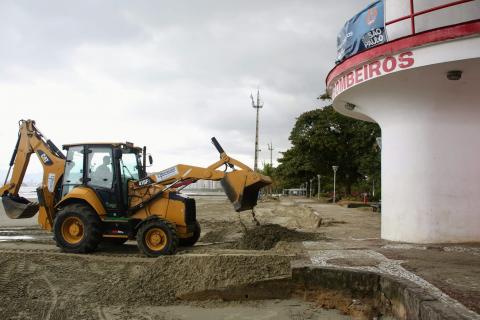 escavadeira retira detritos na areia #paratodosverem