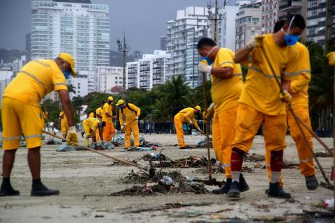 operários fazem limpeza na areia #paratodosverem 