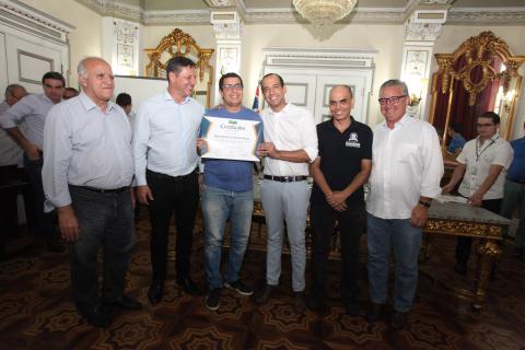 Funcionários recebe certificado. #Paratodosverem