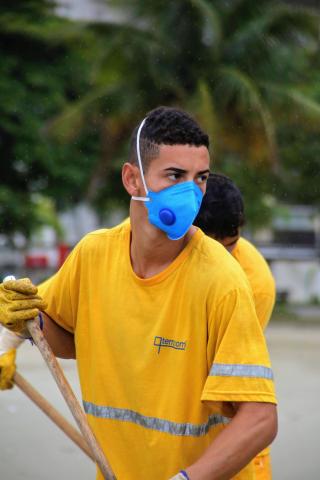 operário de máscara na areia #paratodosverem 