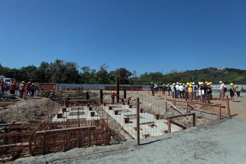 grupo de vistoriadores está ao lado de obra #pracegover 