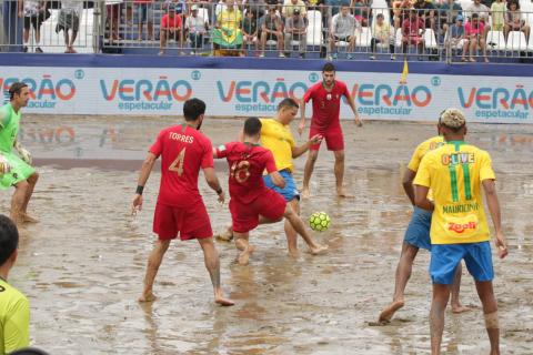 jogadores disputam a bola #paratodosverem