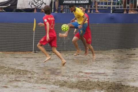 jogador pula para chutar a bola #paratodosverem