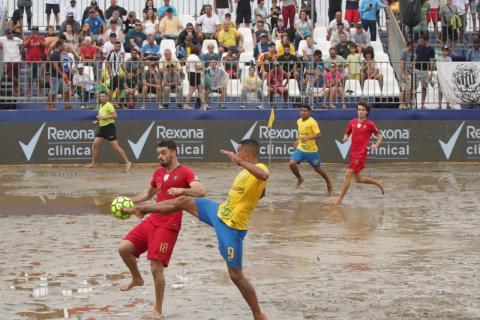 dois jogadores na disputa pela bola #paratodosverem