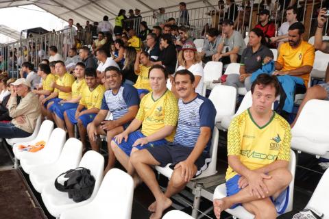 público assistindo ao jogo #paratodosverem