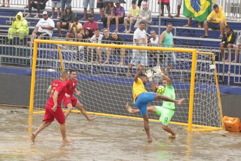 jogador tenta marcar gol #paratodosverem