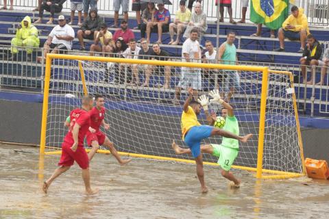 jogador tenta marcar gol #paratodosverem