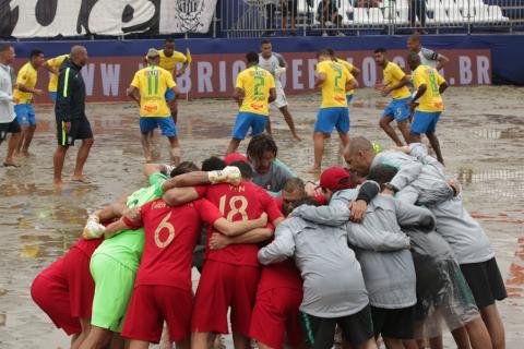 jogadores abraçados antes do jogo #paratodosverem