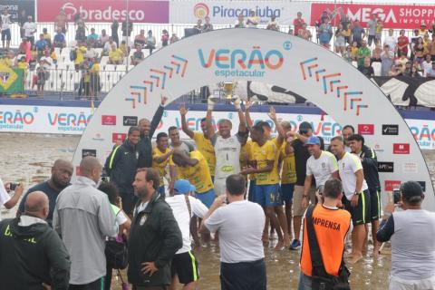 jogadores levantam troféu #paratodosverem