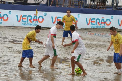 jogadores disputam a bola #paratodosverem