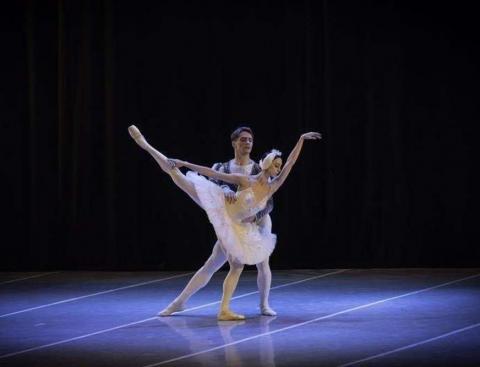 casal dança balet no balco #pracegover 