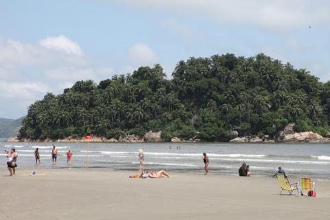 foto da praia com ilha ao fundo #paratodosverem 