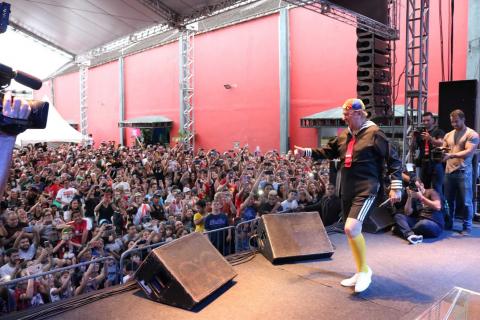 Kiko se encontra com fãs. Ele está no palco e público lota o auditório. #Pracegover