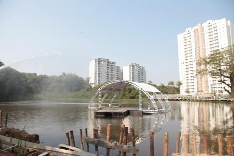 Vista geral do palco coberto no meio da lagoa. #Paratodosverem