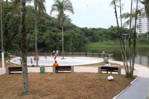 Lagoa da Saudade com crianças brincando em volta. #pracegover