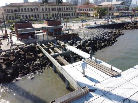 Vista de parte da estrutura com parte da laje pré-moldada já instalada