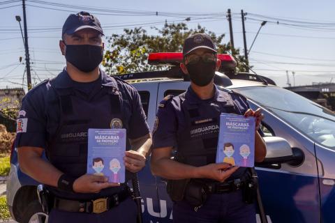 2 guardas mostram panfletos #paratodosverem 