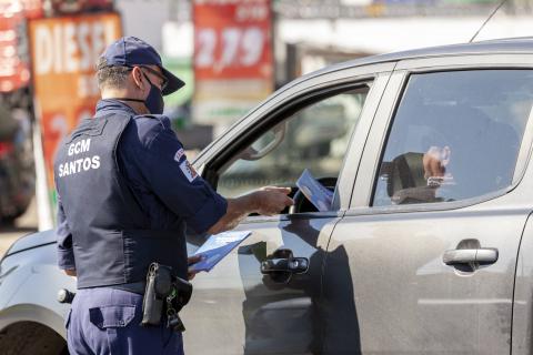 guarda entrega panfleto a motorista #paratodosverem 