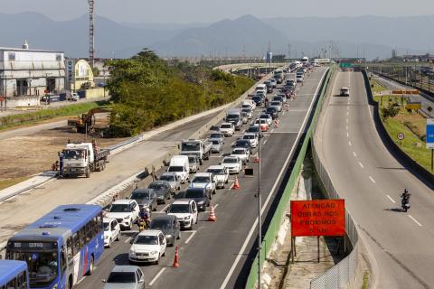 congestionamento em viaduto na entrada da cidade #paratodosverem 