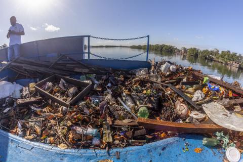 barco com lixo #paratodosverem
