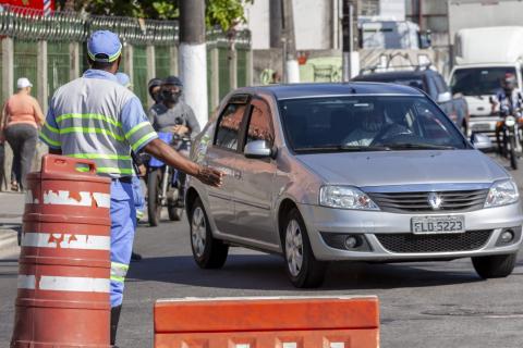 agente indica que veículo vá para o bloqueio #paratodosverem 