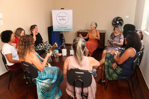 mulheres em roda conversando #paratodosverem