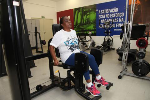 mulher faz exercício em sala de musculação #pracegover 