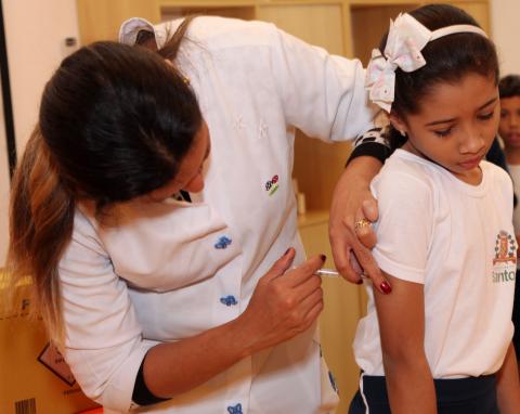 menina é vacinada no braço #pracegover 
