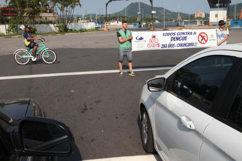 agentes estendem faixa com mensagem contra a dengue #pracegover 