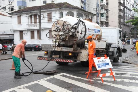 operários e caminham atuam em limpeza de bueiro #paratodosverem 