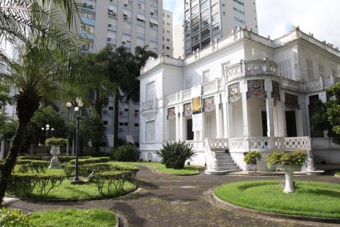 Fachada da Pinacoteca Benedicto Calixto com os jardins em primeiro plano. #Pracegover