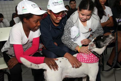 alunos fazem carinho em cachorro na sala de aula #pracegover 