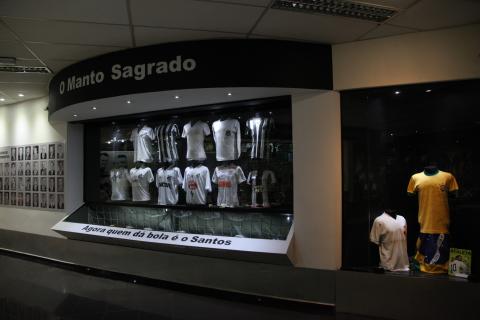 Uniformes antigos e atuais do Santos FC expostos. #Pracegover