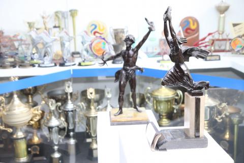 Troféus e medalhas conquistados  por atletas de Santos em exposição  no Centro de Memória Esportiva De Vaney. #Pracegover