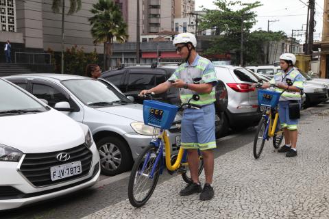 agentes da CET fiscalizando de bicicleta #pracegover 