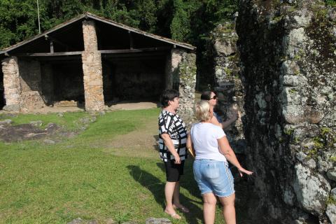 Público passeia nas ruínas do antigo engenho de São Jorge dos Erasmos, em meio a área verde. #Pracegover