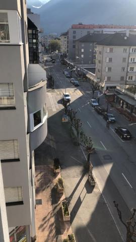 Imagem de rua tirada do alto de um prédio. À esquerda estão os prédio e abaixo, a avenida vazia. #Paratodosverem