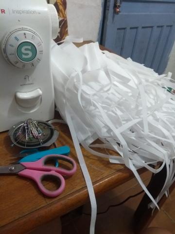 tecido ao lado de máquina de costuras #paratodosverem 