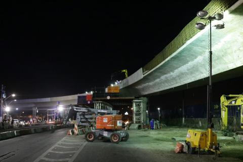 Diversas máquinas na pista sob o viaduto. #paratodosverem