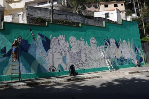 Mulheres grafitam o muro. #Paratodosverem