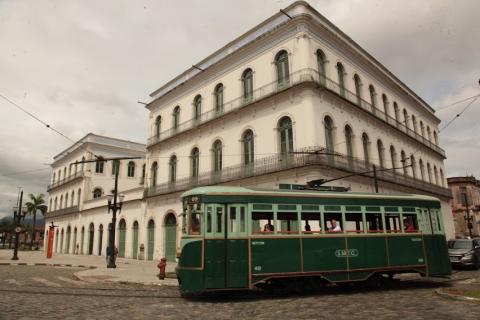 Fachada do Museu Pelé, com bonde passando em frente. #pracegover