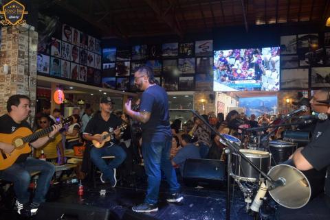 Nosso Bar, com apresentação de grupo de música. #Pracegover