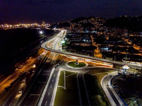 Imagem aérea do viaduto em curva da nova entrada de Santos. #pracegover