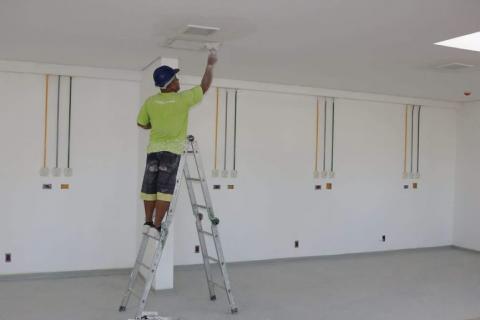 operário pinta o teto #paratodosverem