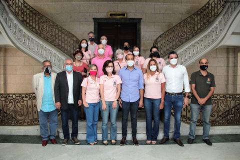 Voluntárias e autoridades posam para foto na escadaria interna do Palácio José Bonifácio. #Paratodosverem