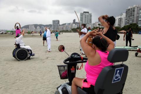 Pessoas em cadeira de rodas estão praticando capoeira. #Paratodosverem