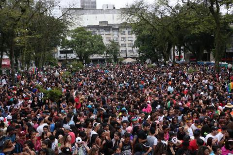 Praça Mauá lotada de pessoas. #Pracegover