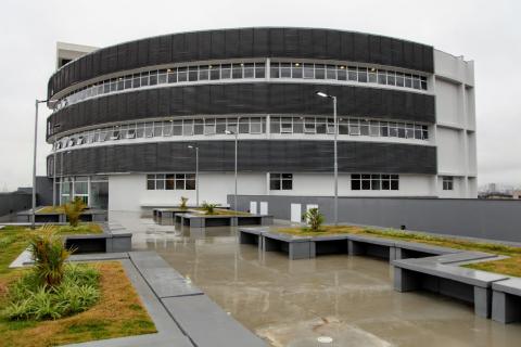 Vista do jardim do prédio, localizado no quinto andar. #Paratodosverem