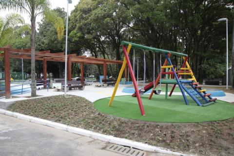 brinquedos em parque acessível no jardim botânico. #Paratodosverem